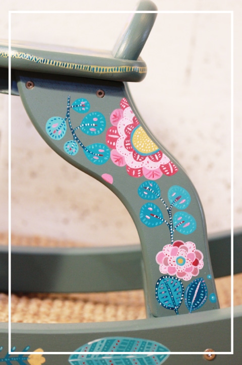 Les pates arrières du cheval à bascule