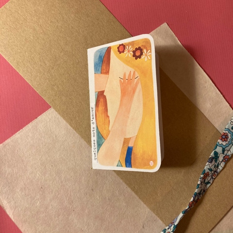 Mini mimi carte posée sur une sélection de beaux papiers